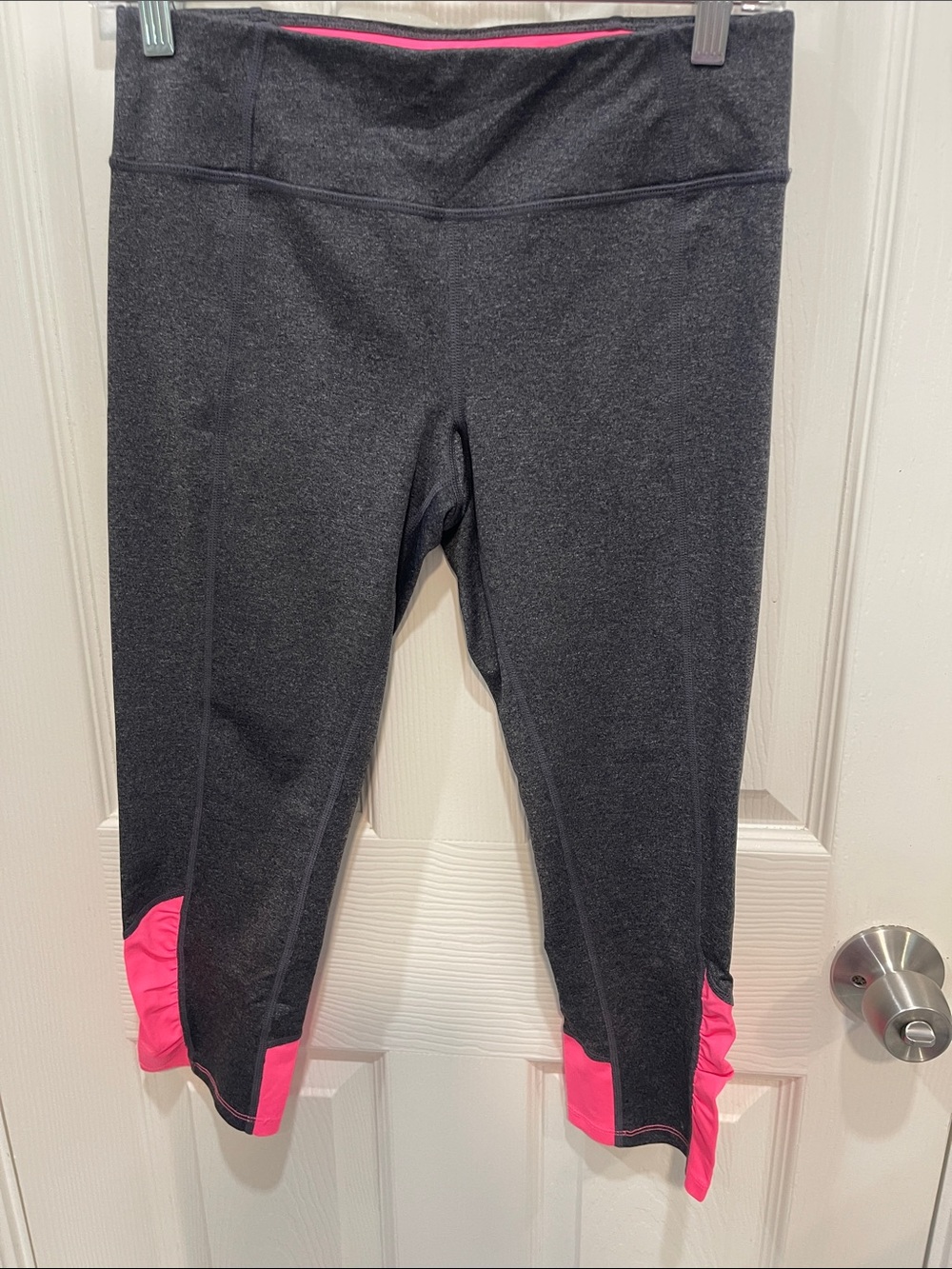 Women’s Calvin Klein performance Capri Leggings with Pink Accent size M